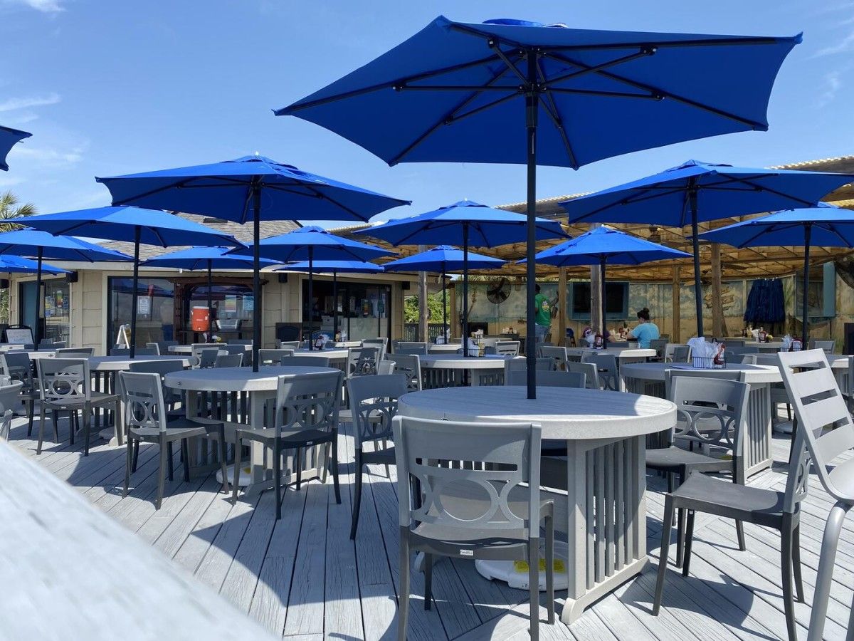 Outdoor restaurant sitting area at HHI Beach and Tennis Resort